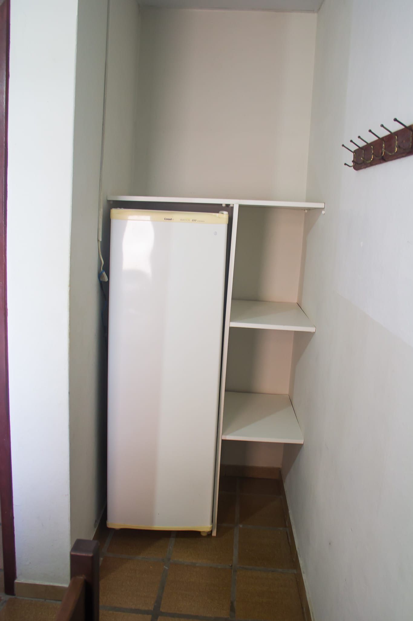 Geladeira e armário de um dos quartos
